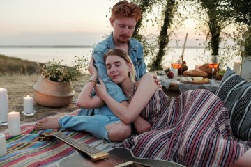 Jak na romantickou večeři při kempování?