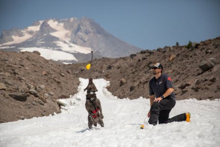 Ruffwear Huck-a-Cone™ Odolná hračka z přírodního latexového kaučuku