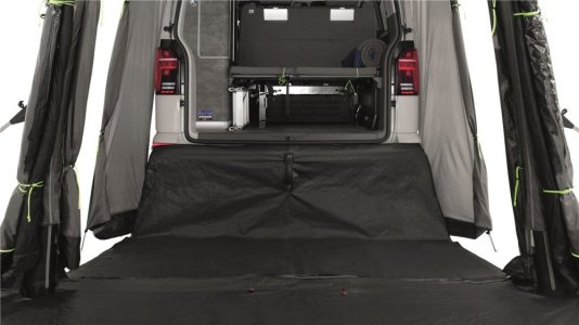 Stan v zádi vozu Outwell Linnburg Air Rear