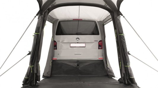 Stan v zádi vozu Outwell Linnburg Air Rear